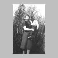 017-0033 Stanillien - Irmgard Hinz mit dem Kind ihrer Tante.jpg
